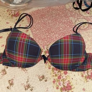 Gilly Hicks Sydney push up